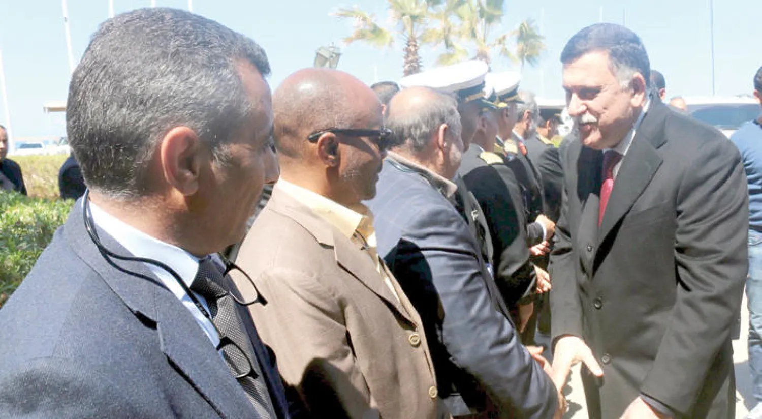 رئيس الحكومة الليبية فايز السراج وعدد من أعضاء المجلس الرئاسي أثناء وصولهم إلى العاصمة طرابلس (رويترز)