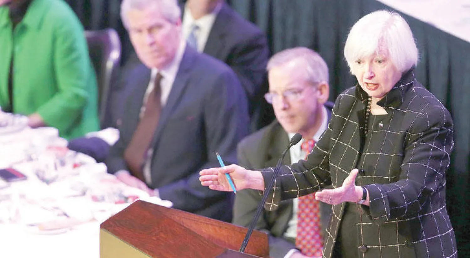 جانيت يلين رئيسة «الفيدرالي الأميركي» متحدثة في اجتماع النادي الاقتصادي بنيويورك (أ. ف. ب)