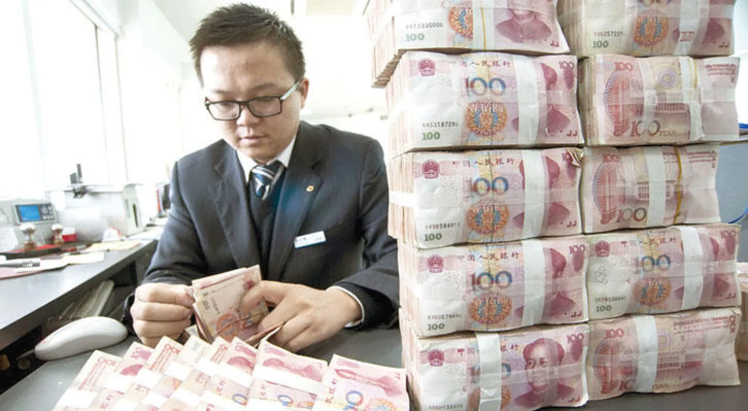 محاسب صيني يقوم بعد أوراق فئة 100 يوان