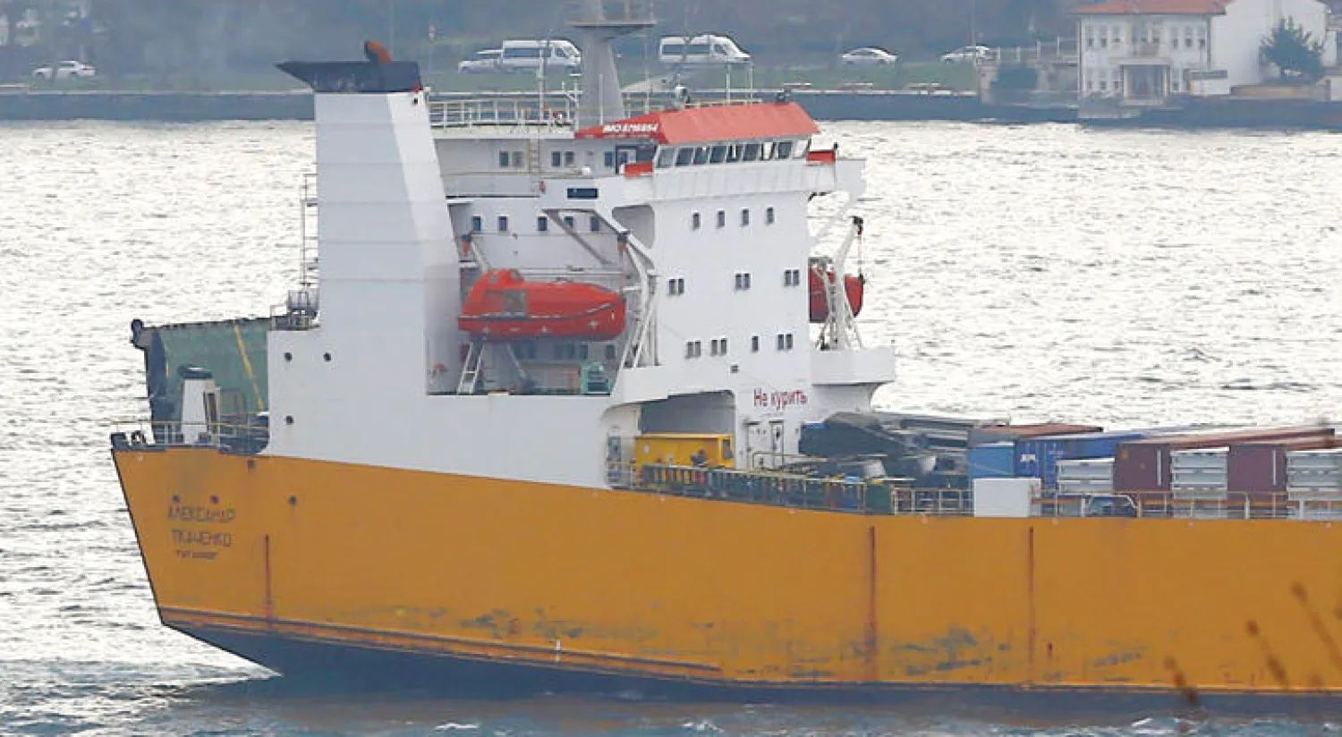 السفينة الروسية «ألكسندر تكاشينكو» تبحر في مضيق البوسفور مستهل فبراير الماضي في طريقها إلى البحر الأبيض المتوسط باتجاه السواحل السورية (رويترز)