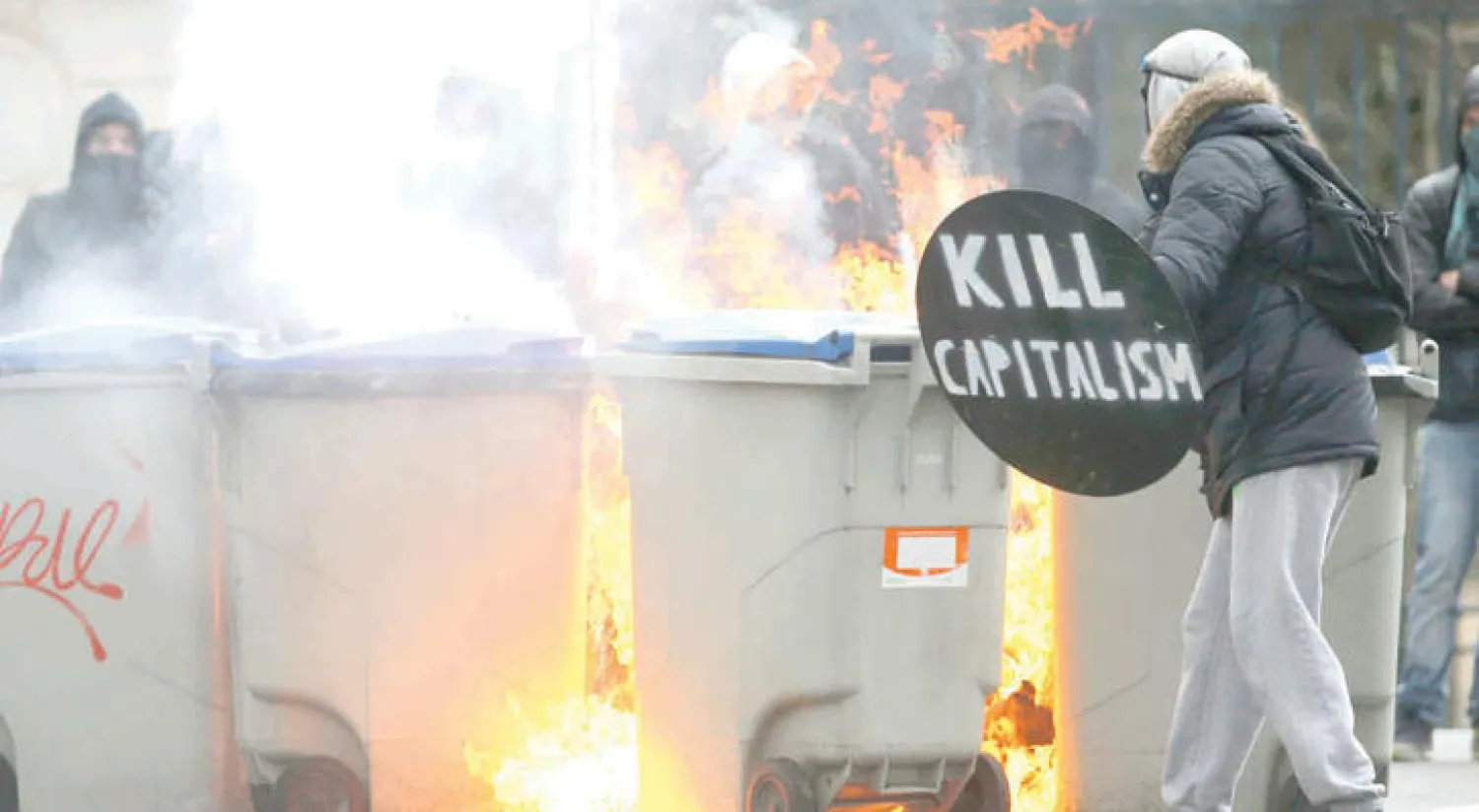 صدامات بين متظاهرين ضد تعديل قانون العمل الفرنسي والشرطة في نانت أمس (رويترز)