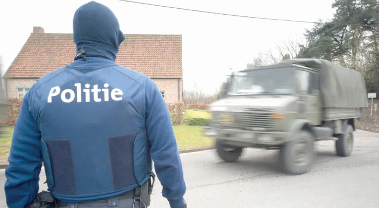 شرطي بلجيكي خلال عملية مداهمات بالقرب من الحدود الفرنسية بحثًا عن مشتبه به بالإرهاب (أ.ف.ب)