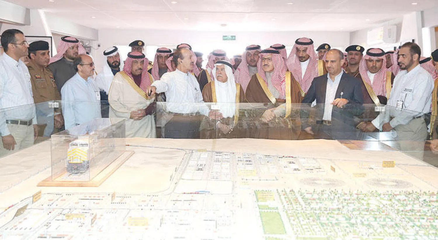 الأمير مشعل بن عبد الله مع وزير البترول السعودي خلال تفقده مشاريع {وعد الشمال} ({الشرق الأوسط})