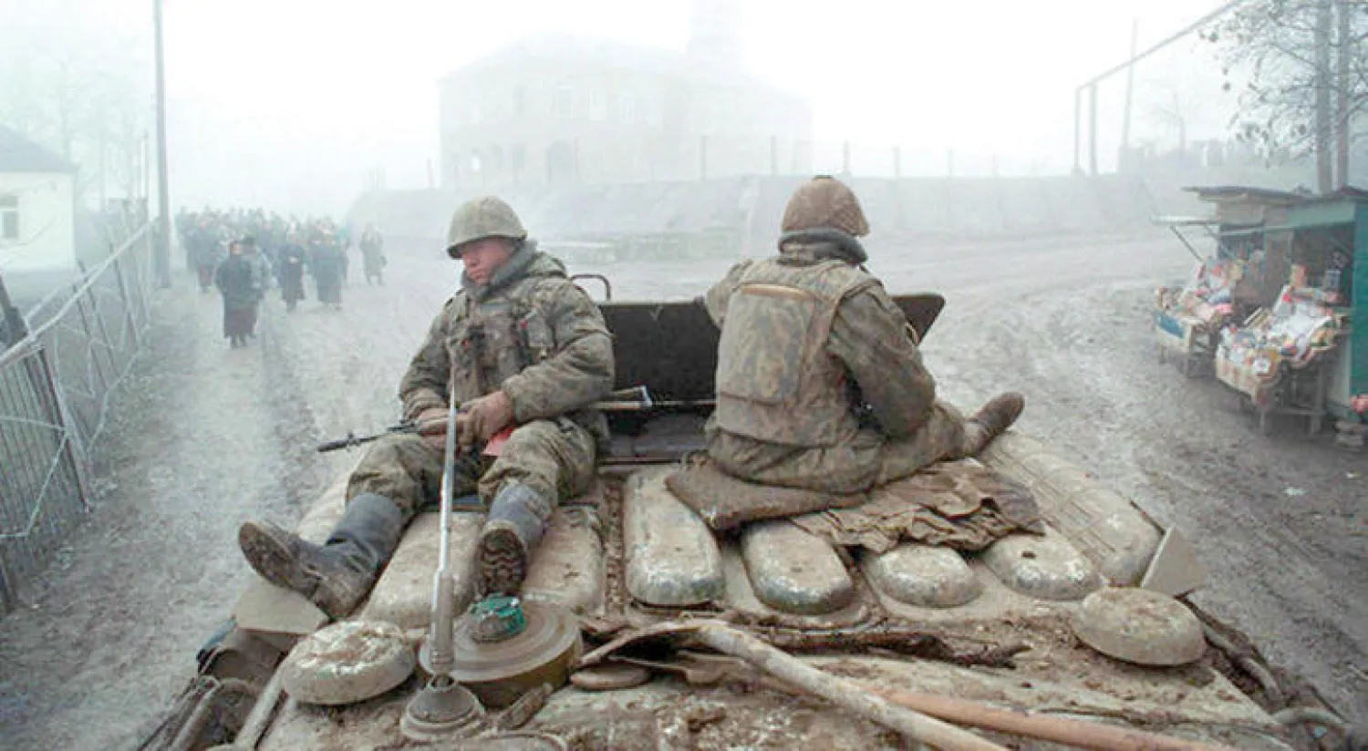 جنود روس يقومون بدورية في إحدى القرى في الشيشان في ديسمبر عام 2000 (أ.ف.ب)
