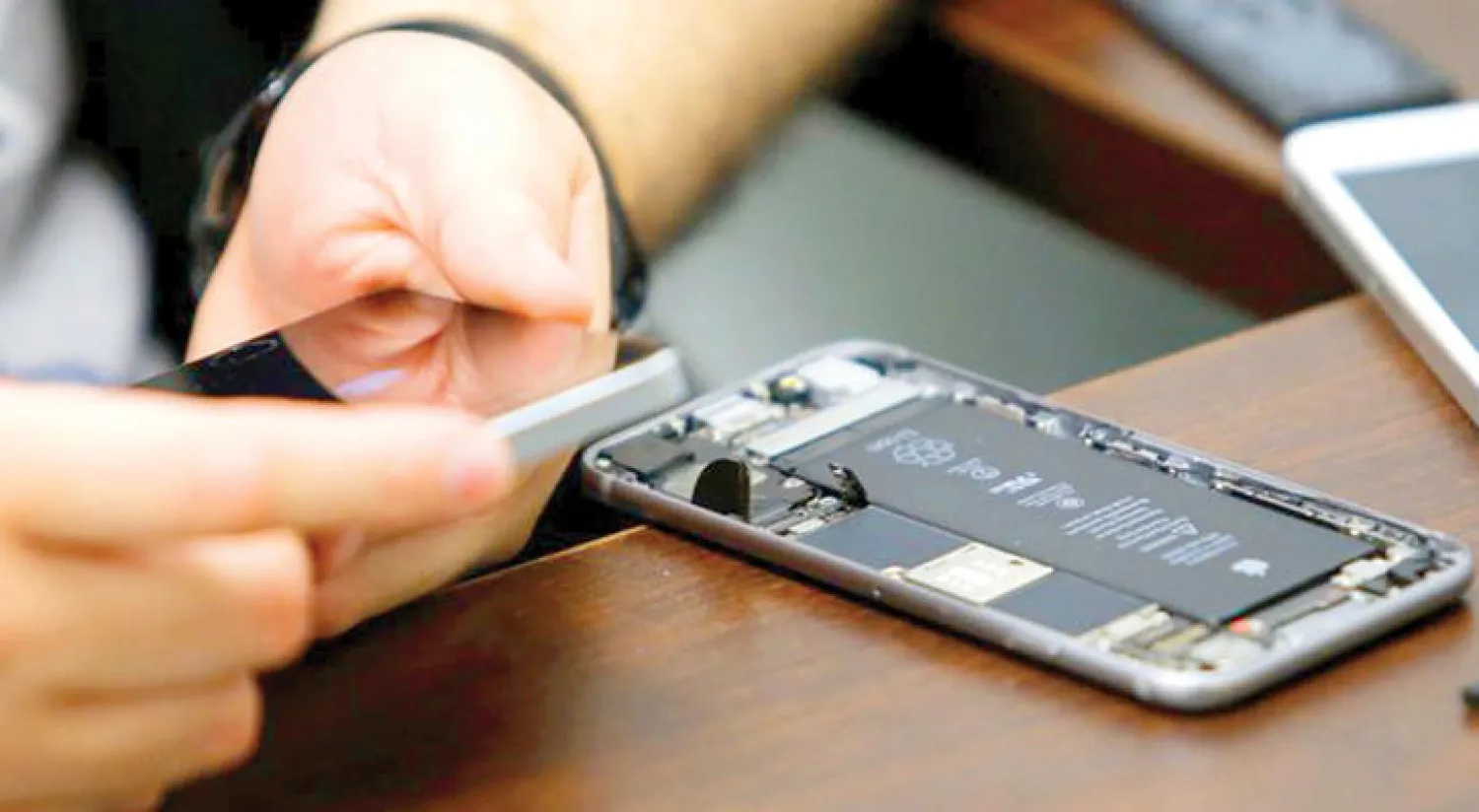 أصبحت عملية الاختراق الأمني لمنتجات «آبل» أمرا بالغ الأهمية في السنوات الأخيرة (نيويورك تايمز)