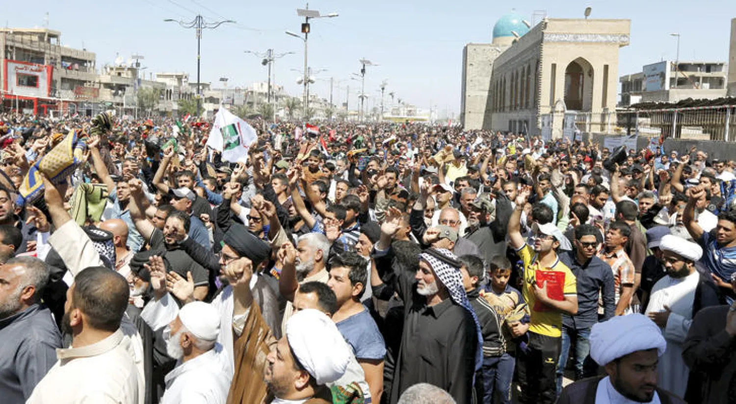 أنصار مقتدى الصدر يرددون هتافات ضد الفساد خلال مظاهرة في بغداد أمس (رويترز)