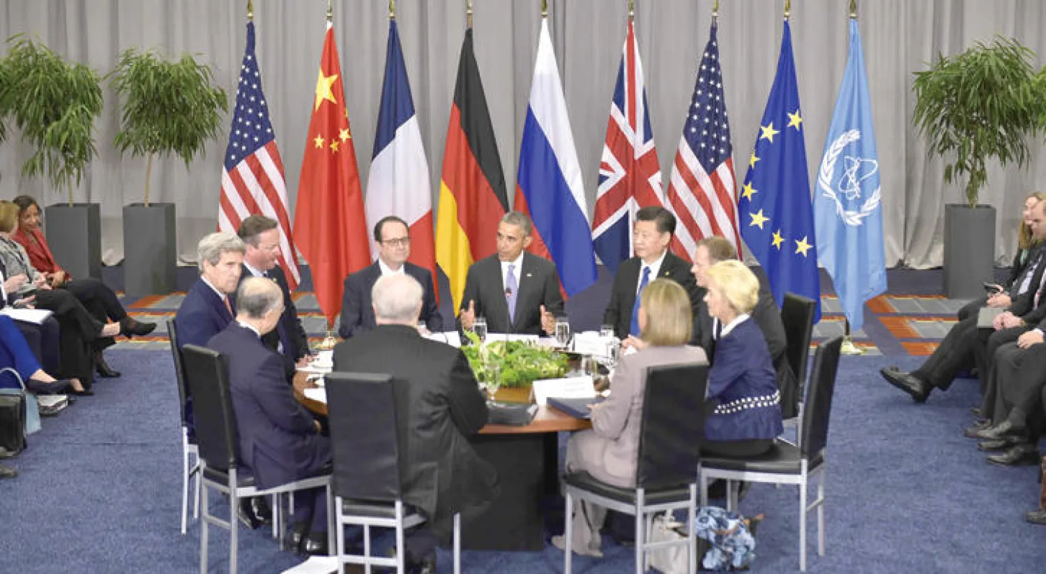 اجتماع دول 5+1 في قمة الأمن النووي بواشنطن أمس، ويبدو الرئيس الأميركي باراك أوباما متوسطا الرئيسين الصيني تشي جين بينغ والفرنسي فرنسوا هولاند (أ.ف.ب)