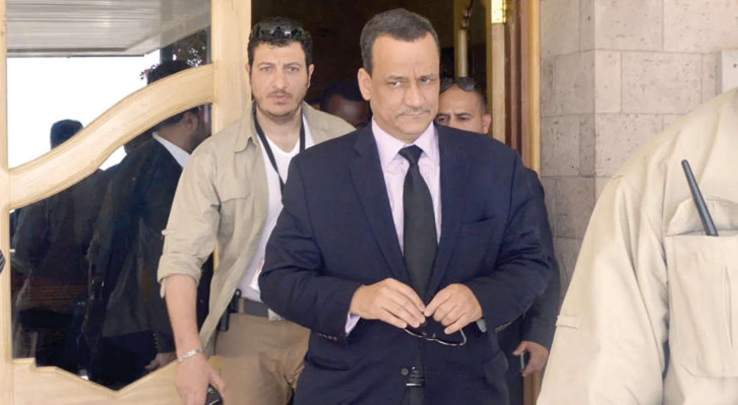 المبعوث الأممي ولد الشيخ خلال زيارته الأخيرة لصنعاء والتي حصل خلالها على موافقة الميليشيات الحوثية تنفيذ القرار 2216 (إ.ب.أ)