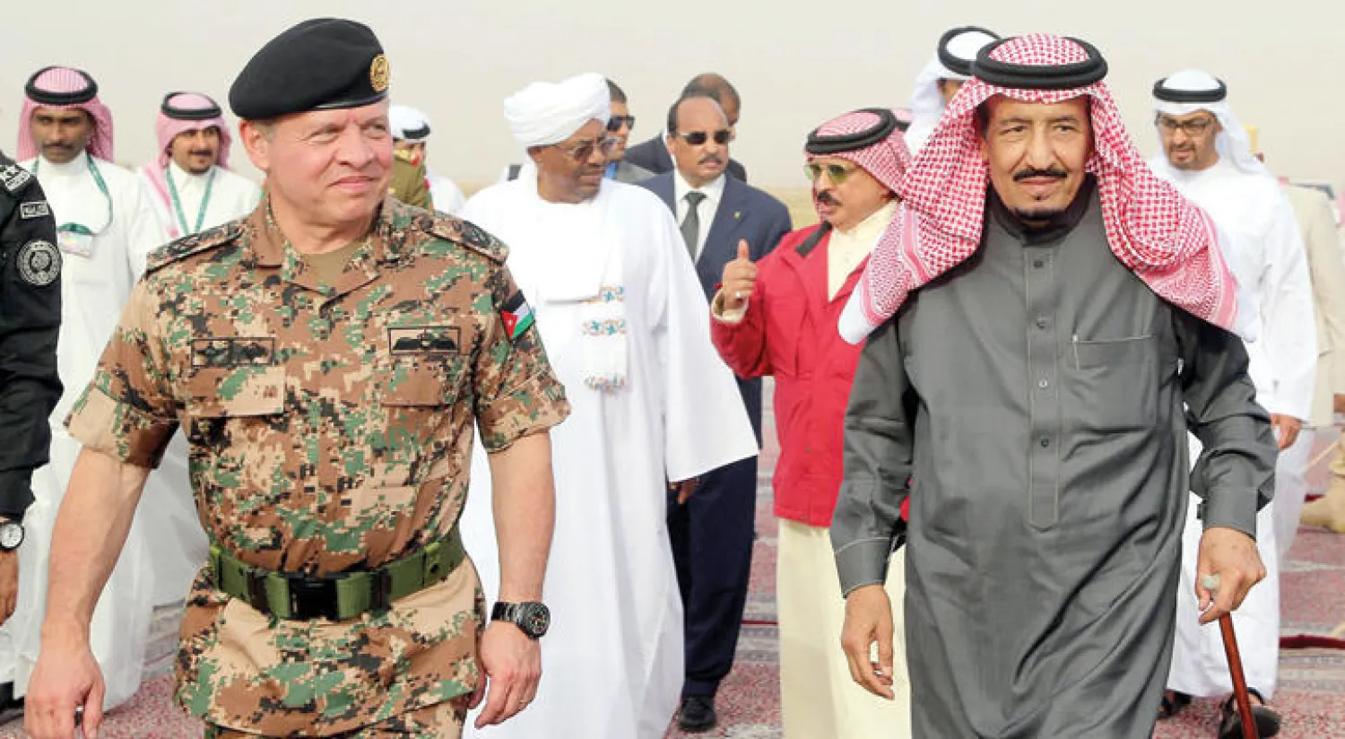 خادم الحرمين الشريفين الملك سلمان بن عبد العزيز والعاهل الأردني الملك عبد الله الثاني والعاهل البحريني الملك حمد بن عيسى والرئيس السوداني عمر البشير والرئيس الموريتاني محمد ولد عبد العزيز والشيخ محمد بن زايد ولي عهد أبوظبي لدى حضورهم التمرين النهائي من مناورة {رعد الشمال} في حفر الباطن (إ.ب.أ)