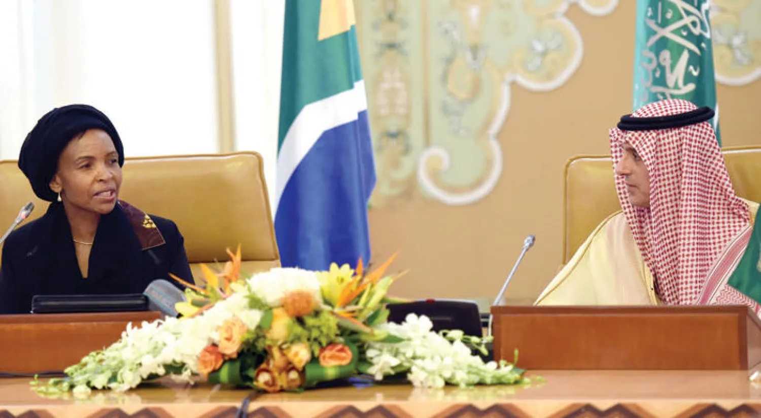 وزير الخارجية السعودي خلال جولة لعدد من الدول الأفريقية وفي الصورة مع وزيرة الخارجية في جنوب أفريقيا (أ.ف.ب)
