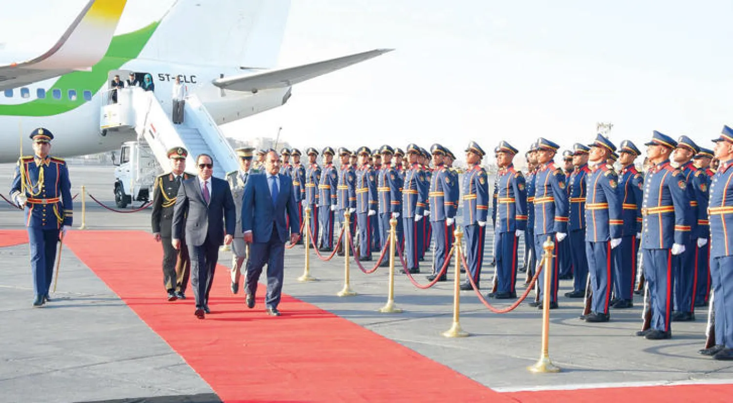 الرئيسان السيسي والموريتاني يستعرضان حرس الشرف في مطار القاهرة أمس ({الشرق الأوسط})