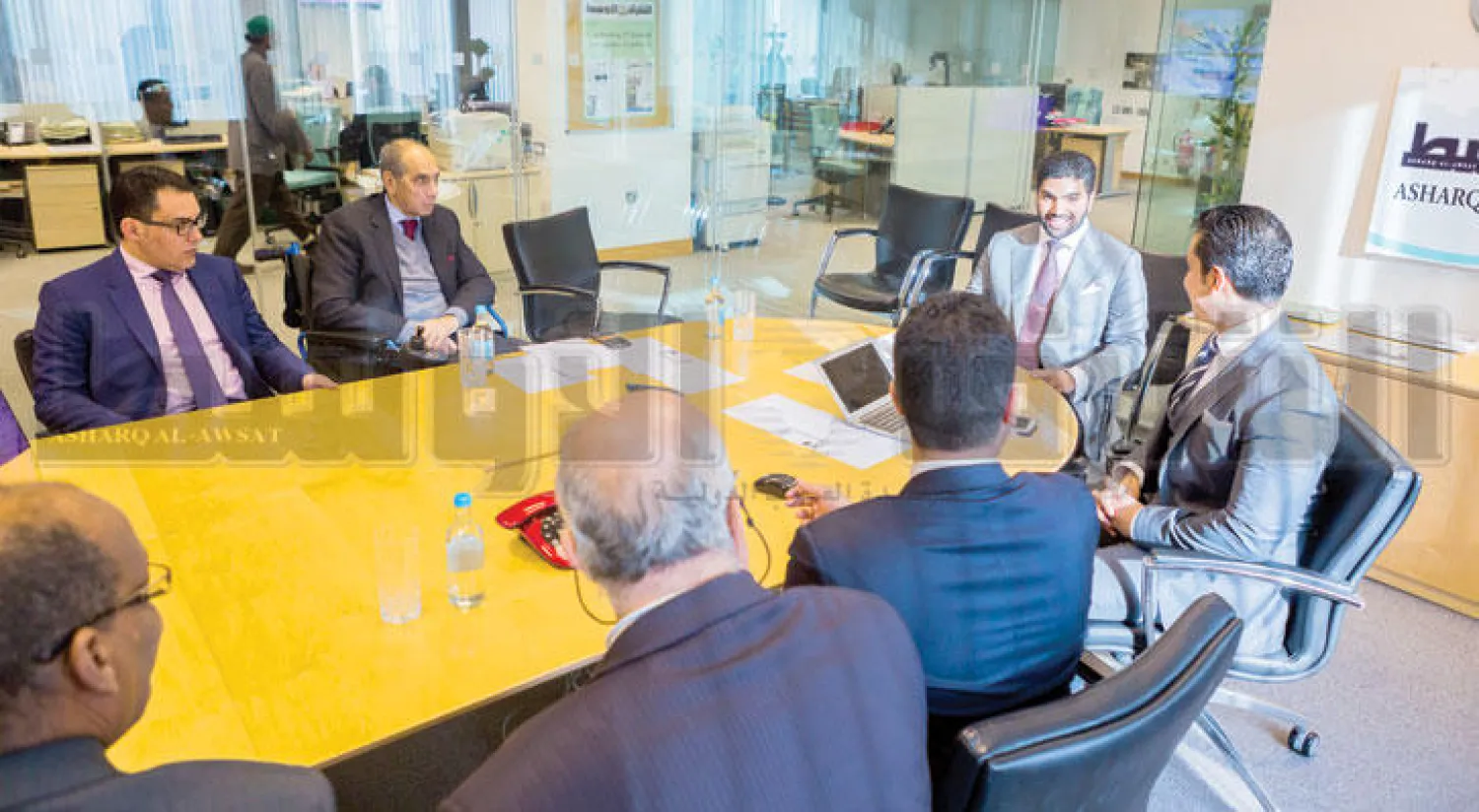 الأمير بدر بن عبد الله بن فرحان رئيس مجلس إدارة المجموعة السعودية للأبحاث والتسويق يجتمع بإدارة التحرير.. ويبدو رئيس التحرير سلمان الدوسري ونائبه علي إبراهيم ومساعداه زيد بن كمي وعيدروس عبدالعزيز أمس (تصوير: جيمس حنا)