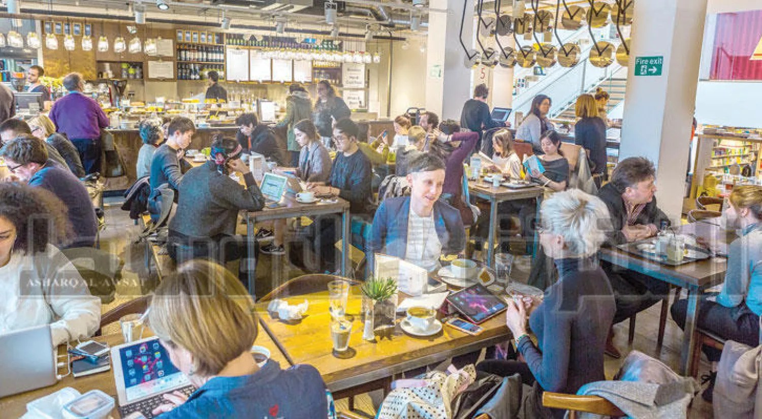 داخل مكتبة فويلز بلندن حيث تمتزج القراءة والثقافة والتبادل الإنساني في أجواء اجتماعية حقيقية ( تصوير: جيمس حنا)