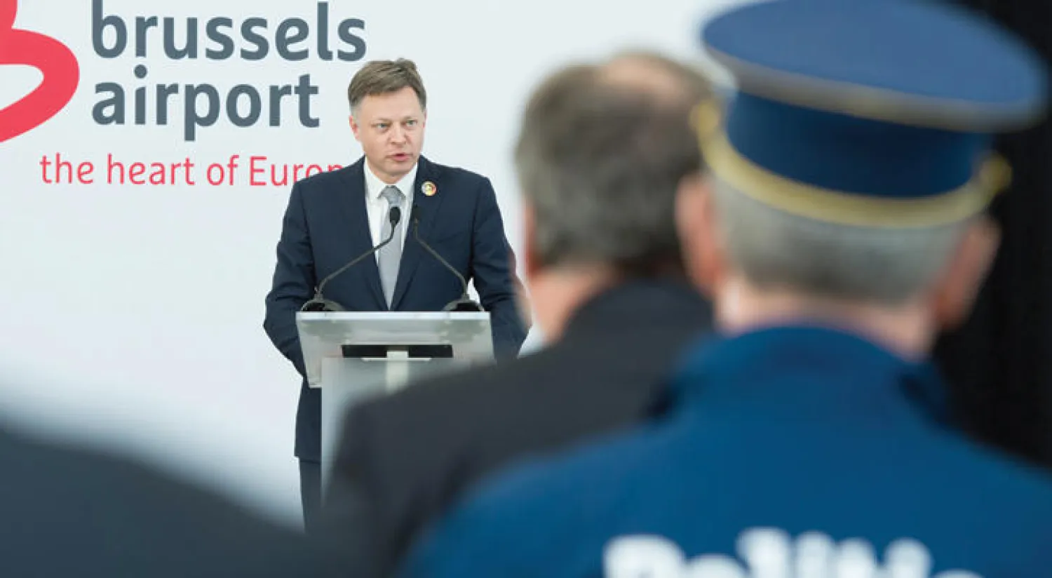 أرنولد فيست رئيس مجلس إدارة مطار بروكسل يعلن في مؤتمر صحافي بدء عمليات التشغيل بإعادة تسيير الرحلات الجوية أمس (إ.ب.أ)