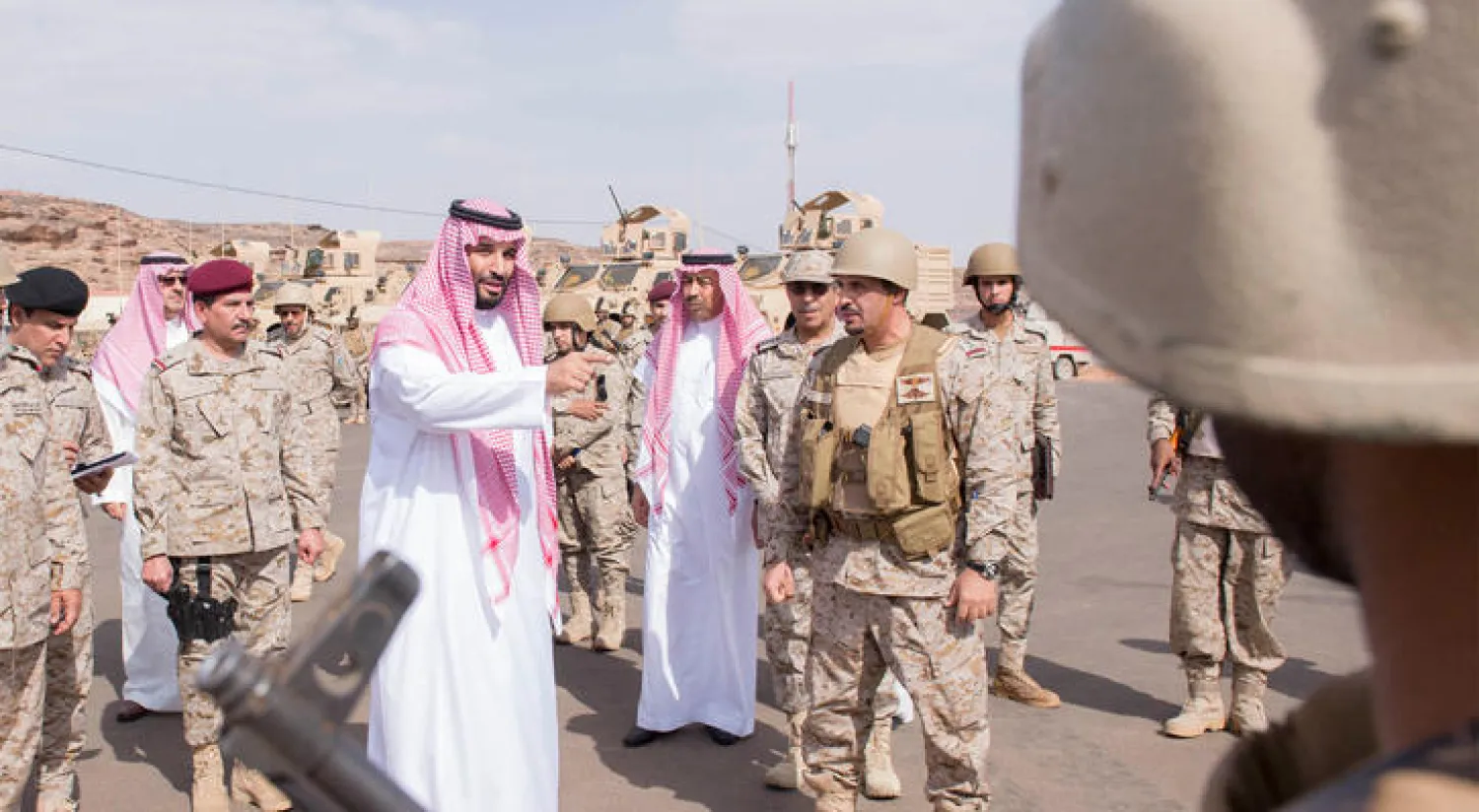 ولي ولي العهد السعودي خلال لقائه مع عناصر من قوات التحالف العربي لإعادة الشرعية في اليمن في الحد الجنوبي (واس)