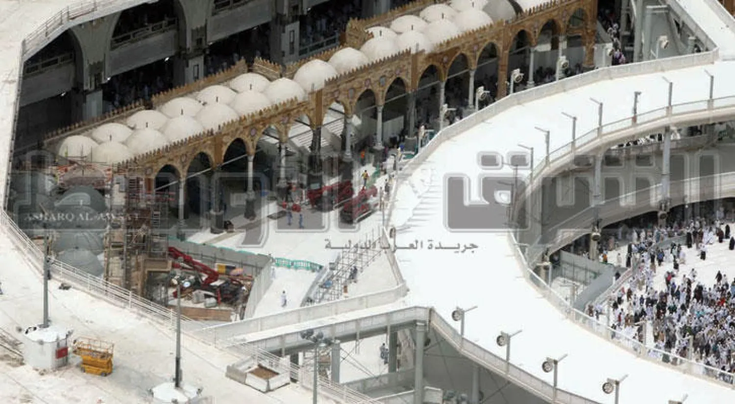 العمل على إزالة الجسر سيكون على مدار الساعة يوميًا للانتهاء من العمل وتسريع وتيرته (تصوير: أحمد حشاد)