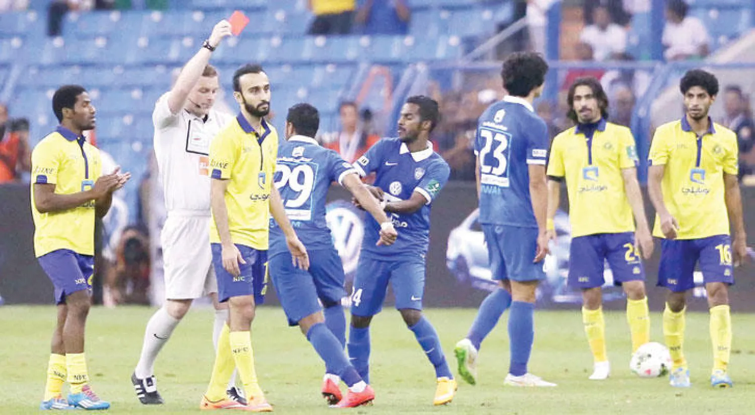 الحكام الأجانب يعانون من رفض الاستعانة بهم من قبل بعض المدربين رغم أنهم حكام نخبة في أوروبا (الشرق الأوسط)