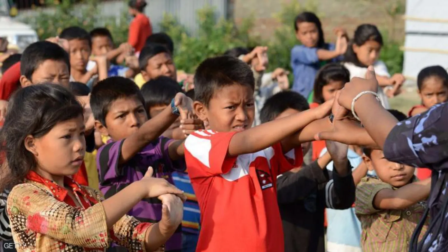 وزيرة الداخلية البريطانية تحث الشرطة على فتح تحقيق حول بيع أطفال هنود وآخرين ناجين من زلزال