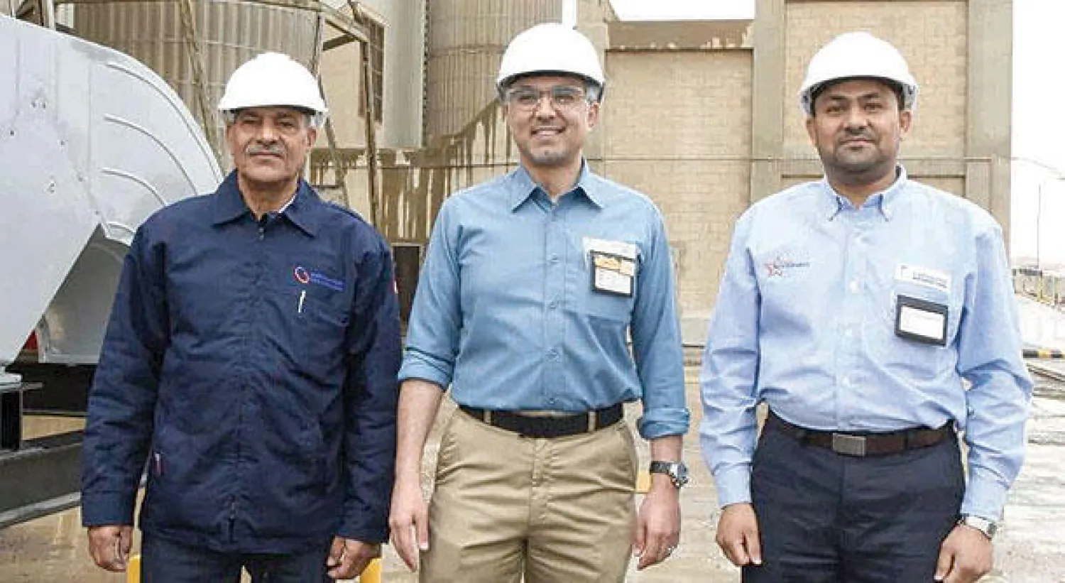 المهندس زياد الشيحة يتوسط الأب يوسف الصفار وولده محمد