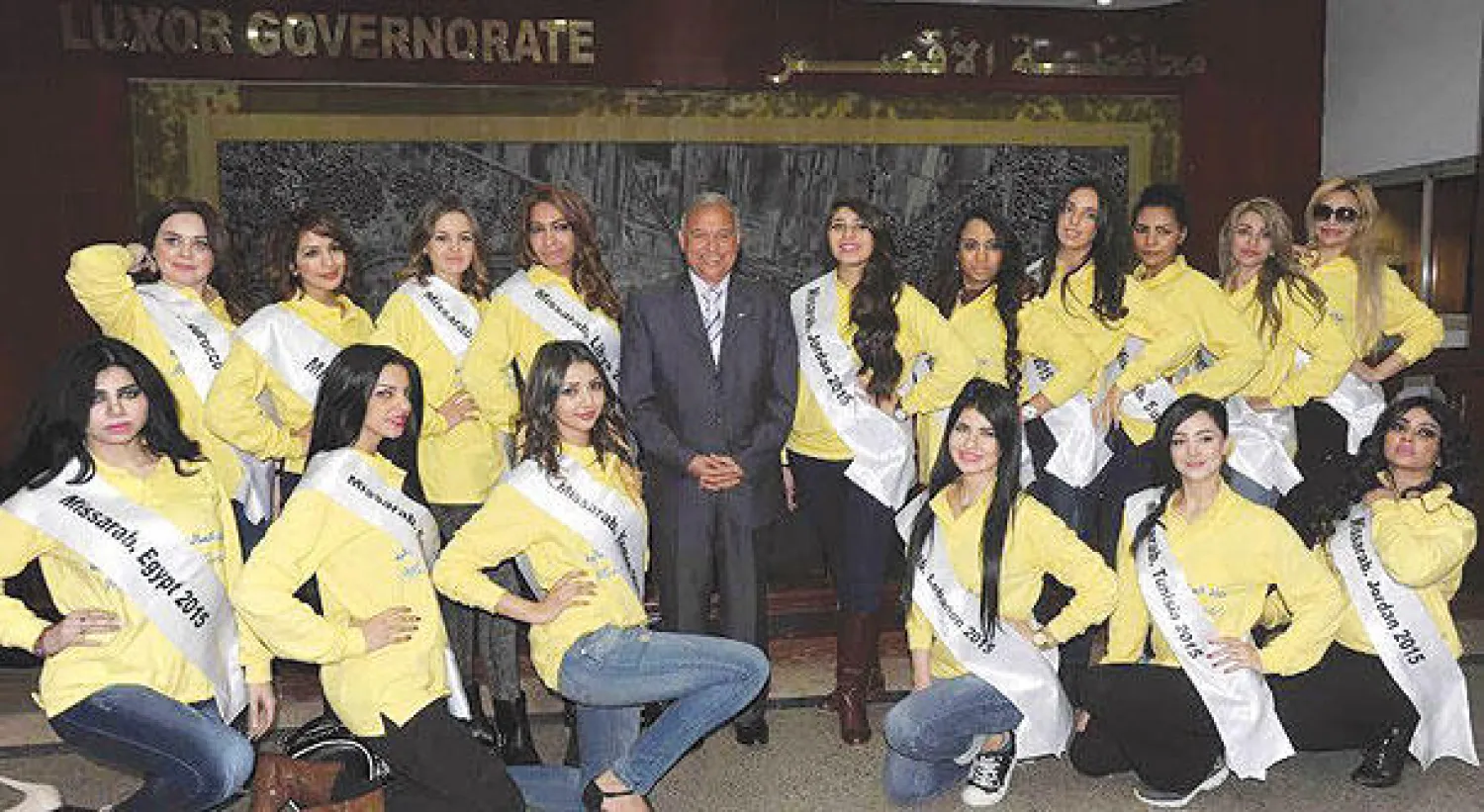 محافظ الأقصر يتوسط الجميلات