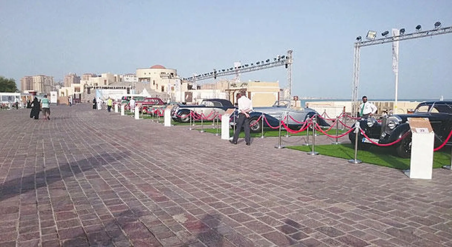جانب من مسابقة الكونغرس العالمي للسيارات الكلاسيكية الفارهة التي أقيمت في حي (كتارا) الثقافي بقطر
