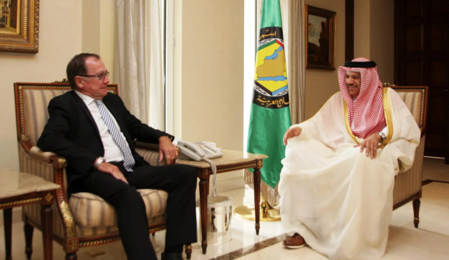 الدكتور عبد اللطيف الزياني خلال استقباله الوزير مكولي بالرياض أمس