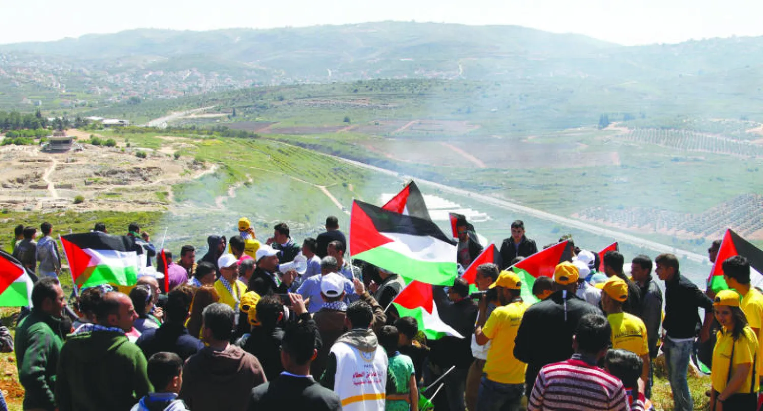 فلسطينيون أثناء إحيائهم يوم الأرض في الأول من أبريل بالضفة الغربية (إ.ب.أ)