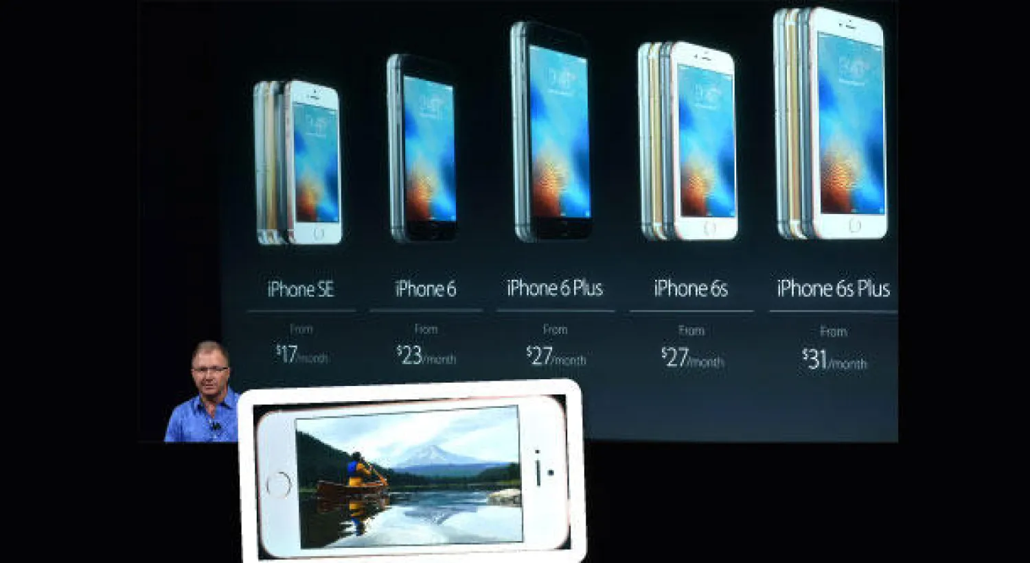 نائب رئيس تسويق المنتجات في «أبل» غريغوري جاسويك  يعرض هاتف «آيفون إس إي» الجديد مع هواتف «آيفون» الأخرى