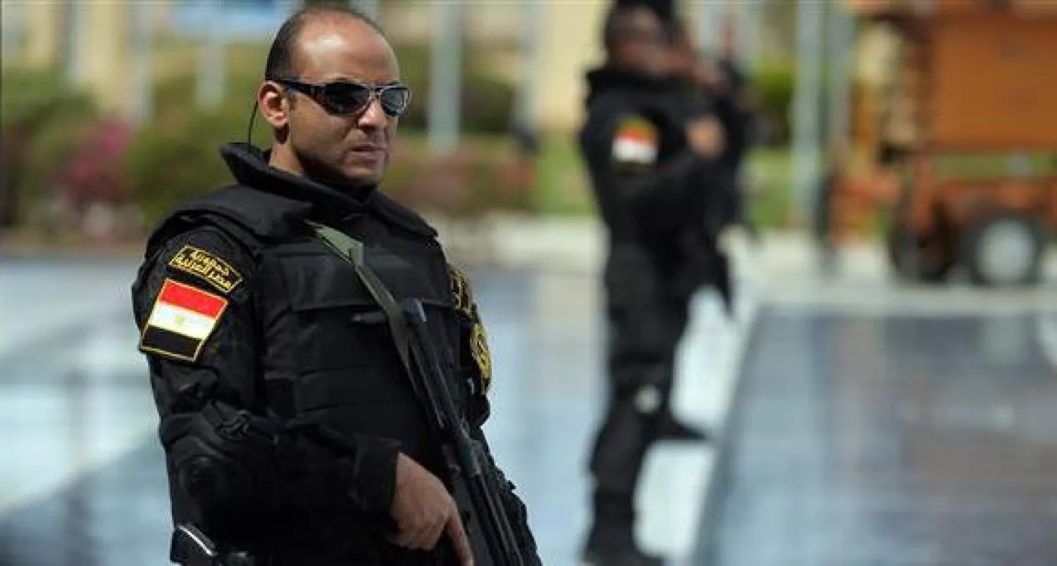 مقتل شرطي وإصابة آخرين في إطلاق نار قرب القاهرة