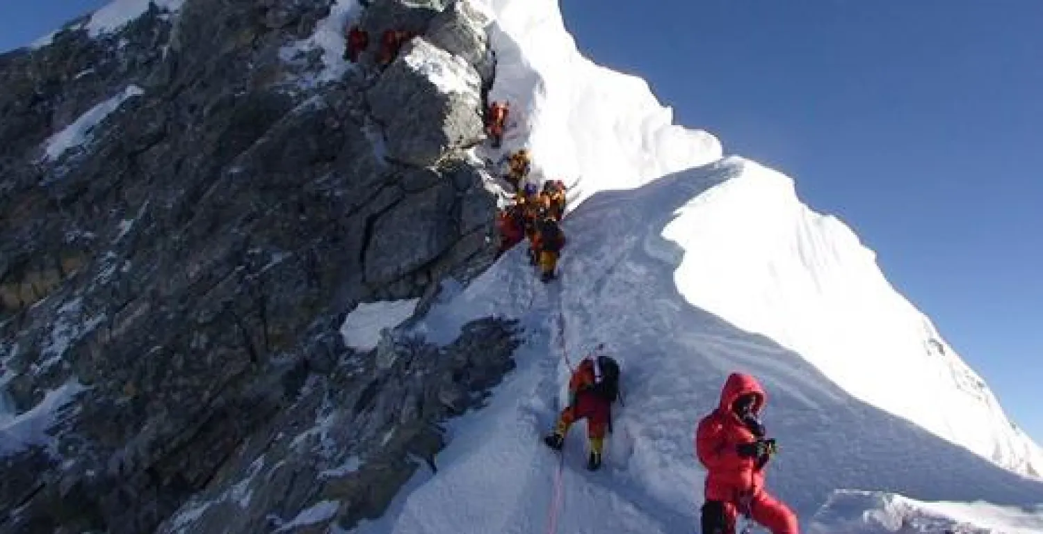 بدء موسم تسلق جبل إيفرست بعد عامين من الكوارث