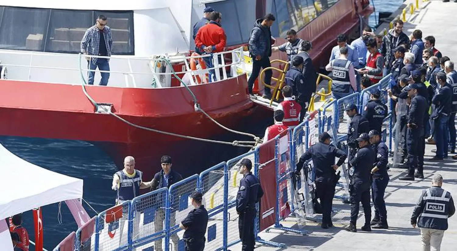 الحدود أغلقت بوجه اللاجئين والمهاجرين.. ومعضلة توزيعهم على «الأوروبي» شرّعت أبوابها