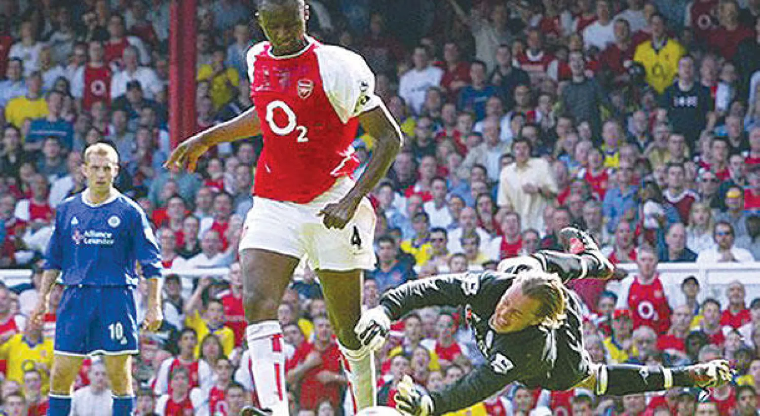 لقطة من مباراة آرسنال وليستر سيتي في دوري عام  2004 (آرسنال فاز باللقب وسيتي هبط للدرجة الأدنى) (الشرق الأوسط)