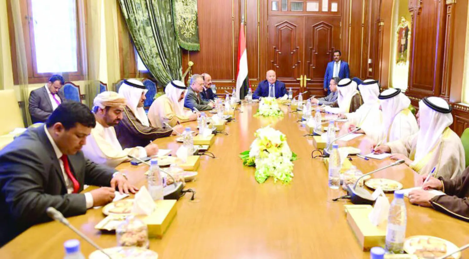 الرئيس اليمني عبد ربه منصور هادي مع سفراء دول مجلس التعاون لدول الخليج العربية (سبأ نت)