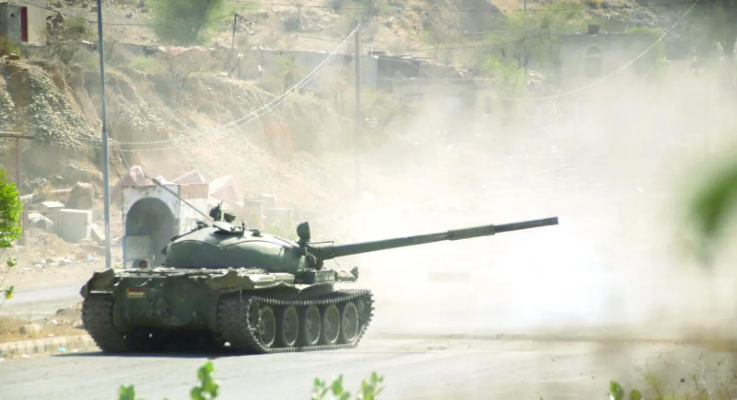 دبابة تابعة لقوات الشرعية خلال مواجهات مع الميليشيات الانقلابية في غرب تعز (أ.ف.ب)