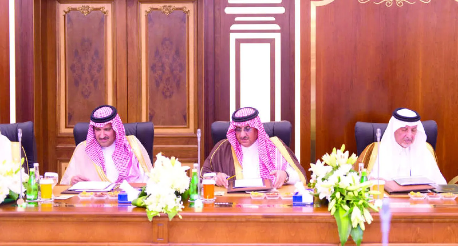 الامير خالد الفيصل امير منطقة مكة المكرمة خلال اجتماع لجنة الحج العليا الذي ترأسه ولي العهد في الرياض امس.. ويبدو الامير فيصل بن سلمان امير منطقة المدينة المنورة (واس)