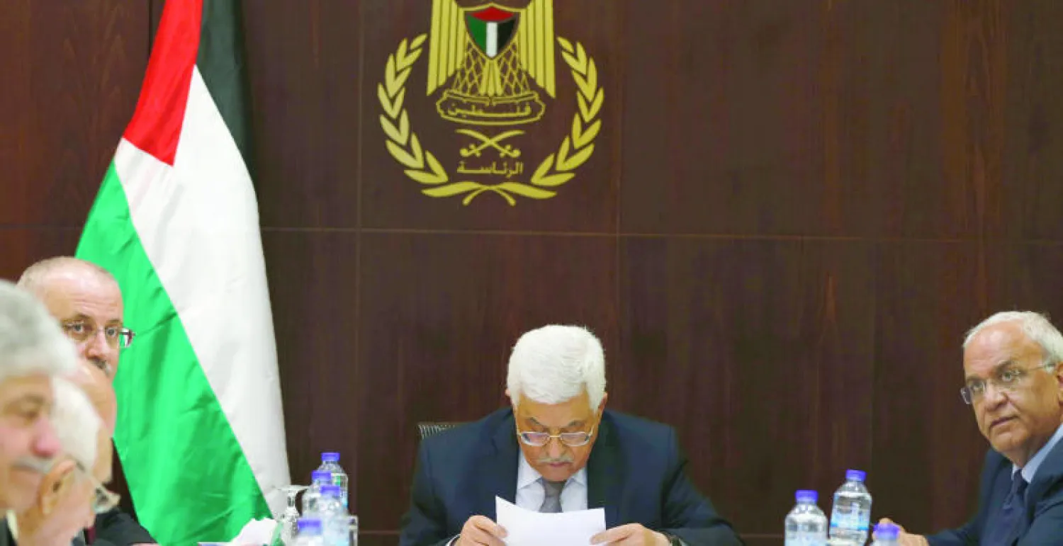 محمود عباس في اجتماع اللجنة التنفيذية أول من أمس، وإلى يساره صائب عريقات، وإلى يمينه رئيس الحكومة رامي الحمد الله (أ ف ب)