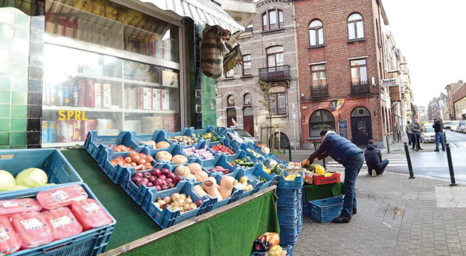 صورة لبقالة قريبة من حانة «لي بيغوين» المملوكة لإبراهيم عبد السلام شقيق صلاح المتهم الرئيسي في اعتداءات باريس بشارع مولنبيك في بروكسل في نوفمبر 2015 (أ.ف.ب)