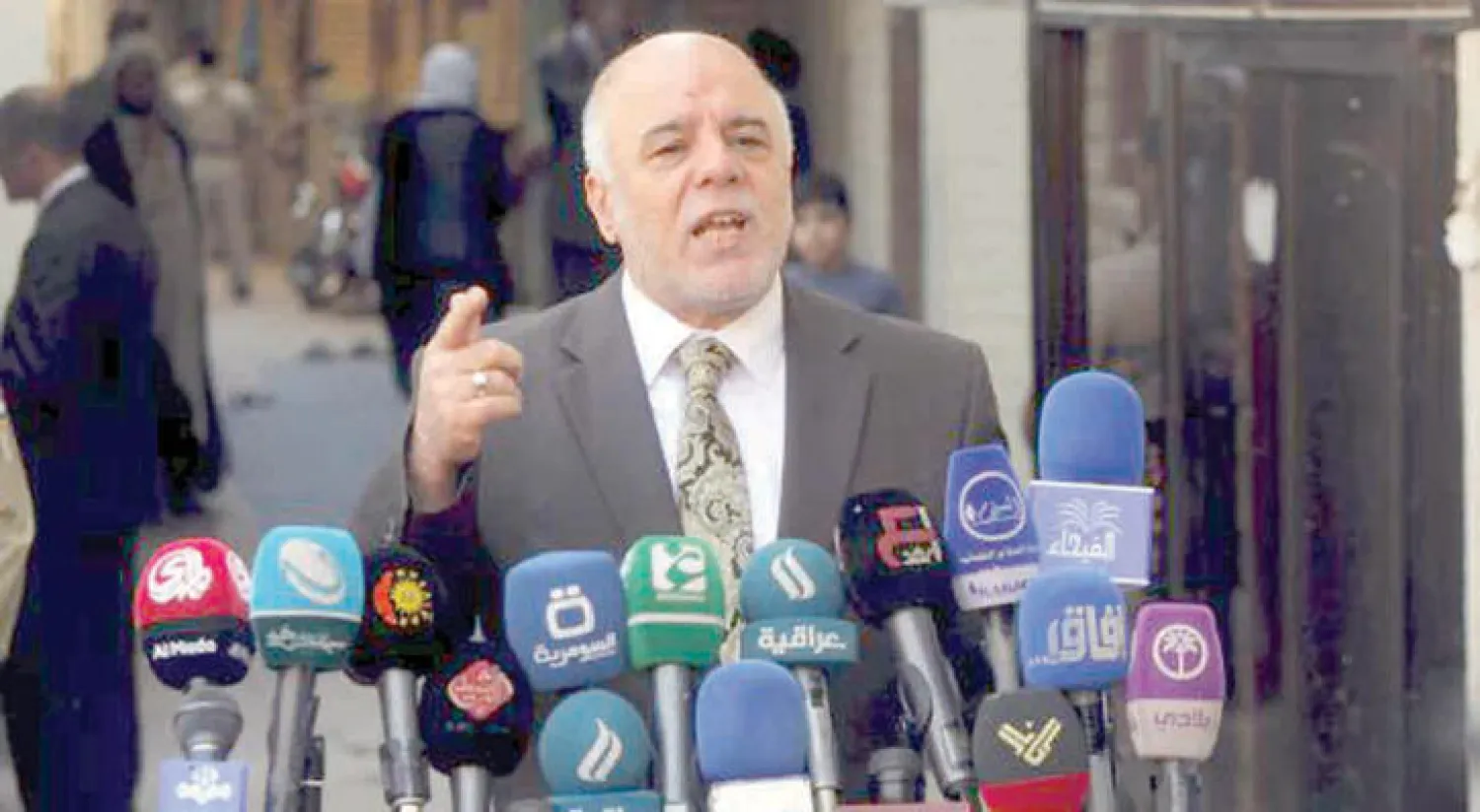 رئيس الوزراء العبادي في زيارة سابقة للنجف (رويترز)