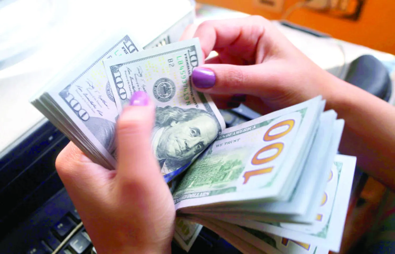 الجنيه المصري يواصل نزيف الخسائر أمام الدولار (إ. ب. أ)