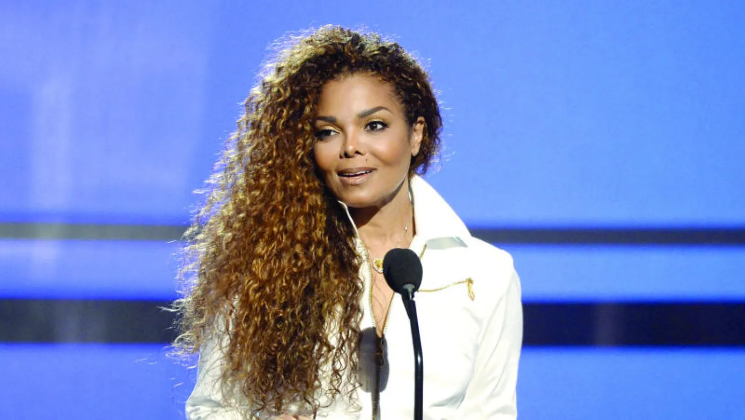 جانيت جاكسون تلمح  إلى أنها حامل وتعلق جولة عالمية