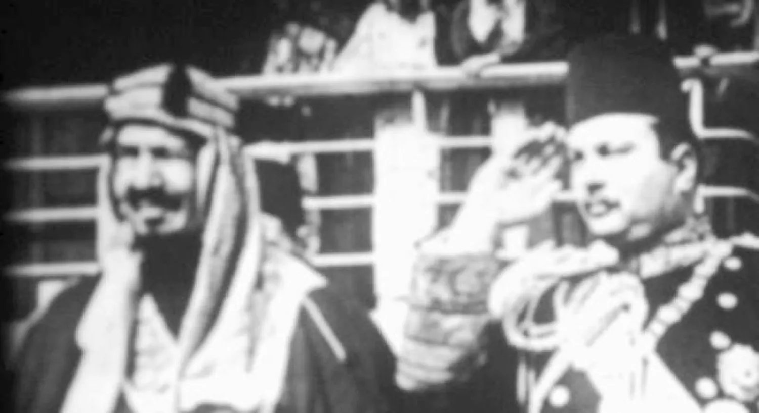 صورة من فيلم يوثق زيارة الملك عبد العزيز لمصر عام 1946 وكان في استقباله الملك فاروق