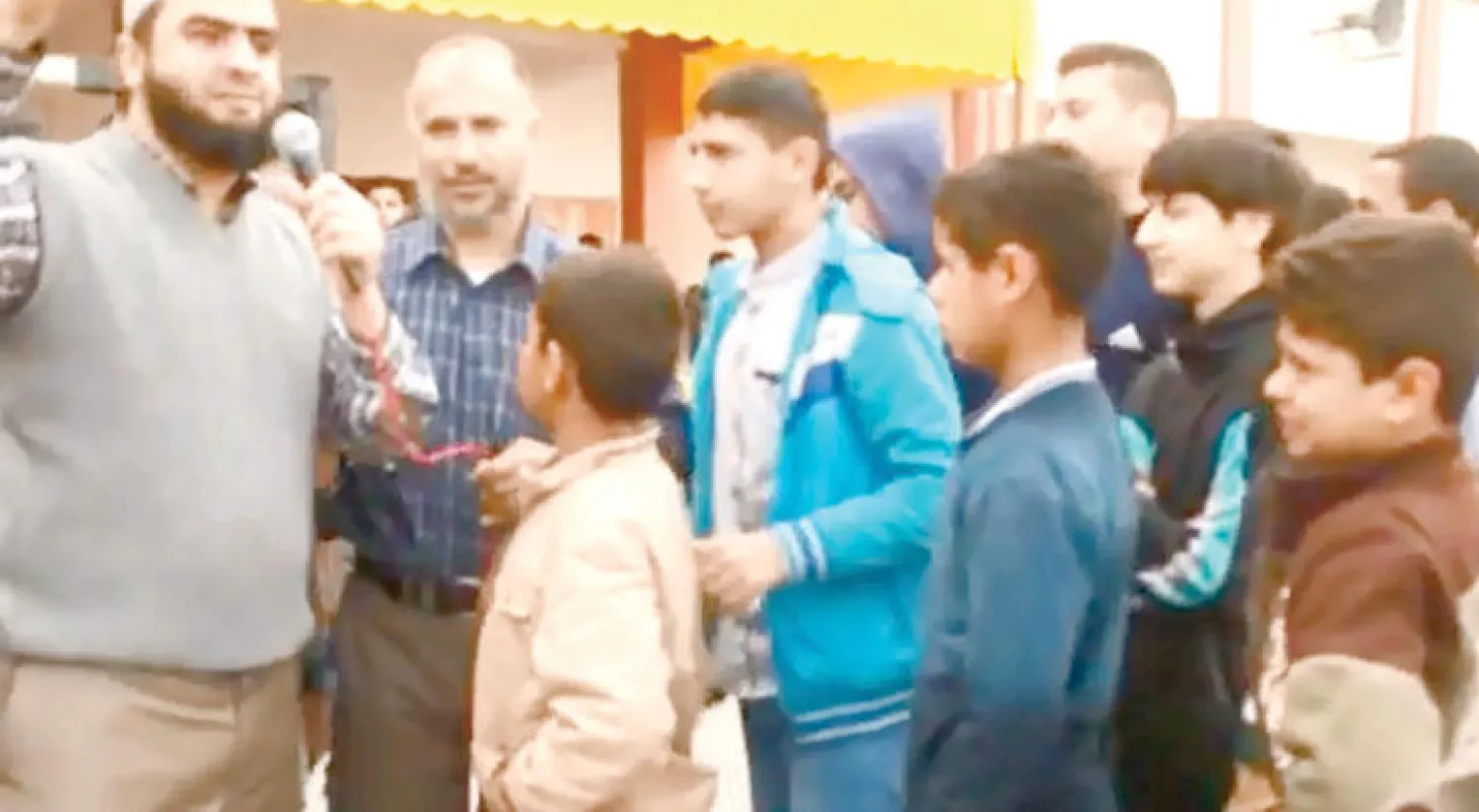 أطفال في إحدى مدارس غزة يتقدمون من اثنين من الدعاة لإعلان توبتهم عن ذنوب مفترضة