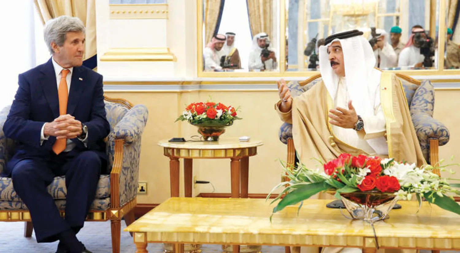 العاهل البحريني الملك حمد بن عيسى لدى استقباله وزير الخارجية الأميركي في المنامة أمس (أ. ف. ب)