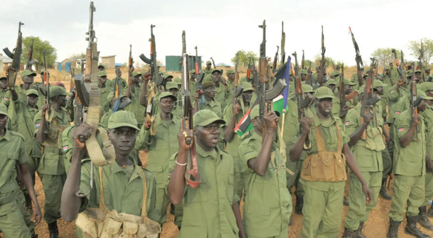 قوات موالية لزعيم المعارضة رباك شار في استعراض  قرب مدينة جوبا أمس (رويترز)