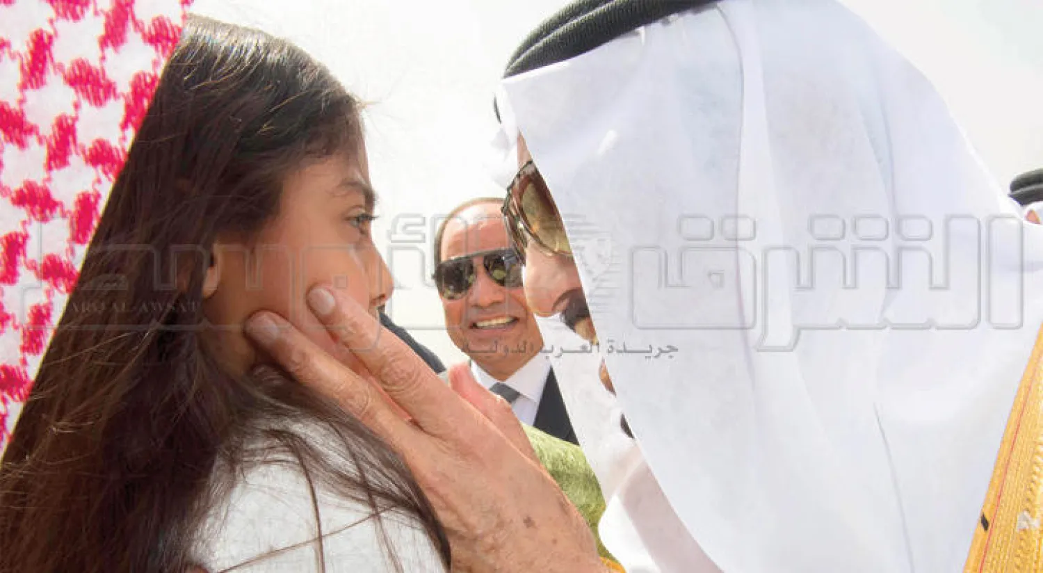 خادم الحرمين الشريفين يداعب طفلة كانت في استقباله بساحة مطار القاهرة الدولي (تصوير: بندر الجلعود)