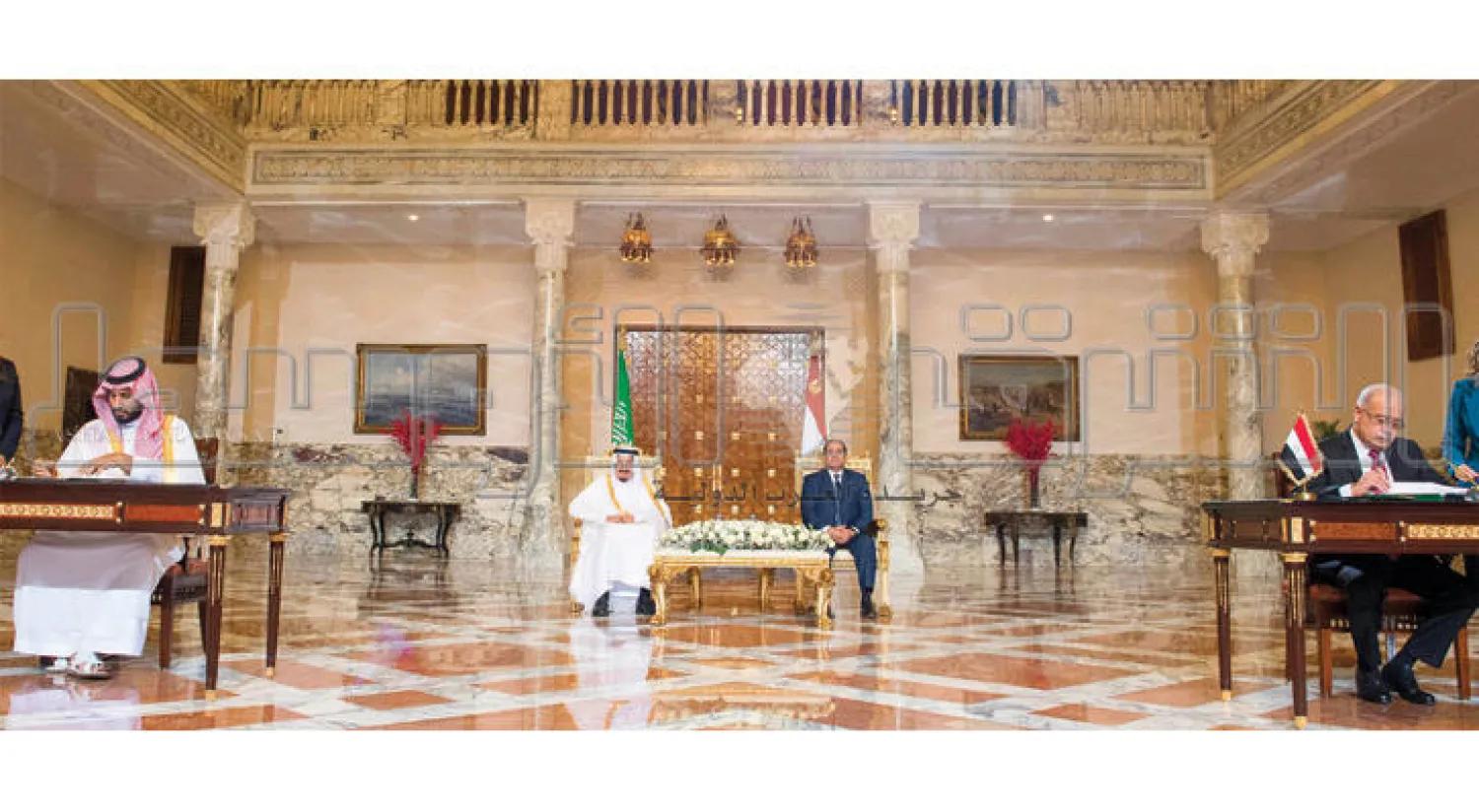 بحضور الملك سلمان بن عبد العزيز والرئيس عبد الفتاح السيسي الأمير محمد بن سلمان ولي ولي العهد يوقع من جانب بلاده على اتفاقية ترسيم الحدود البحرية ومن الجانب المصري رئيس الوزراء شريف إسماعيل (تصوير: بندر الجلعود)