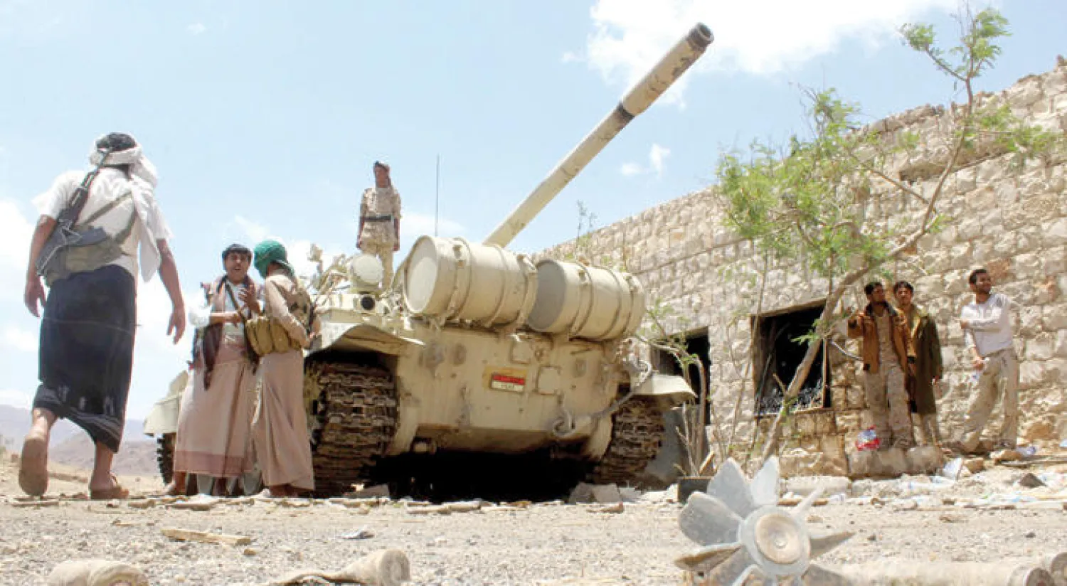 قوات يمنية موالية للرئيس عبد ربه منصور هادي في قاعدة نهم العسكرية شرق العاصمة صنعاء (أ.ف.ب)