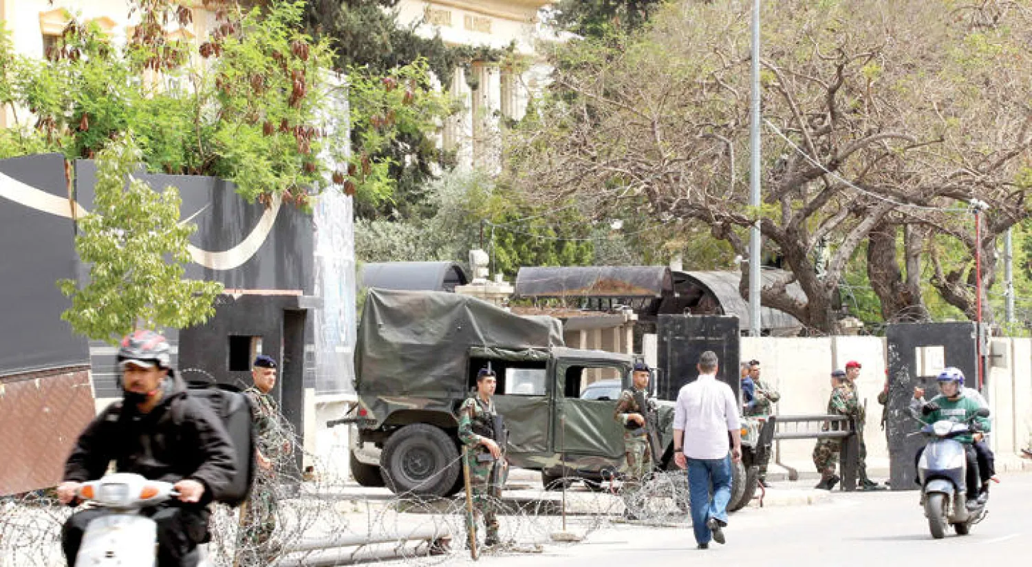 عناصر من الأمن اللبناني خارج قاعة محكمة التمييز في بيروت أمس حيث جرت محاكمة الوزير السابق ميشال سماحة  (أ.ف.ب)