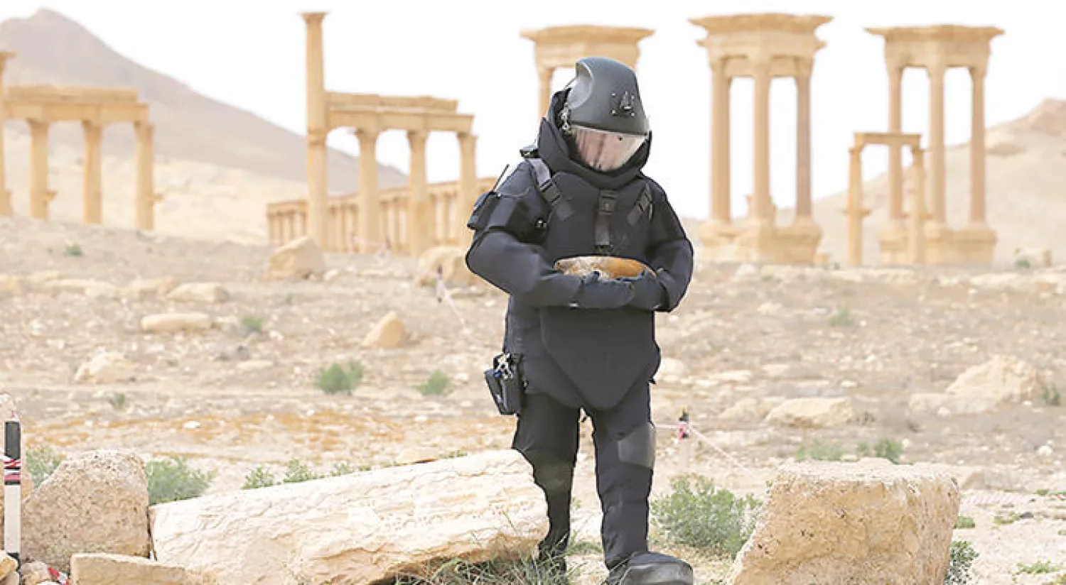 جندي روسي في إحدى مناطق مدينة تدمر الأثرية (أ.ف.ب)