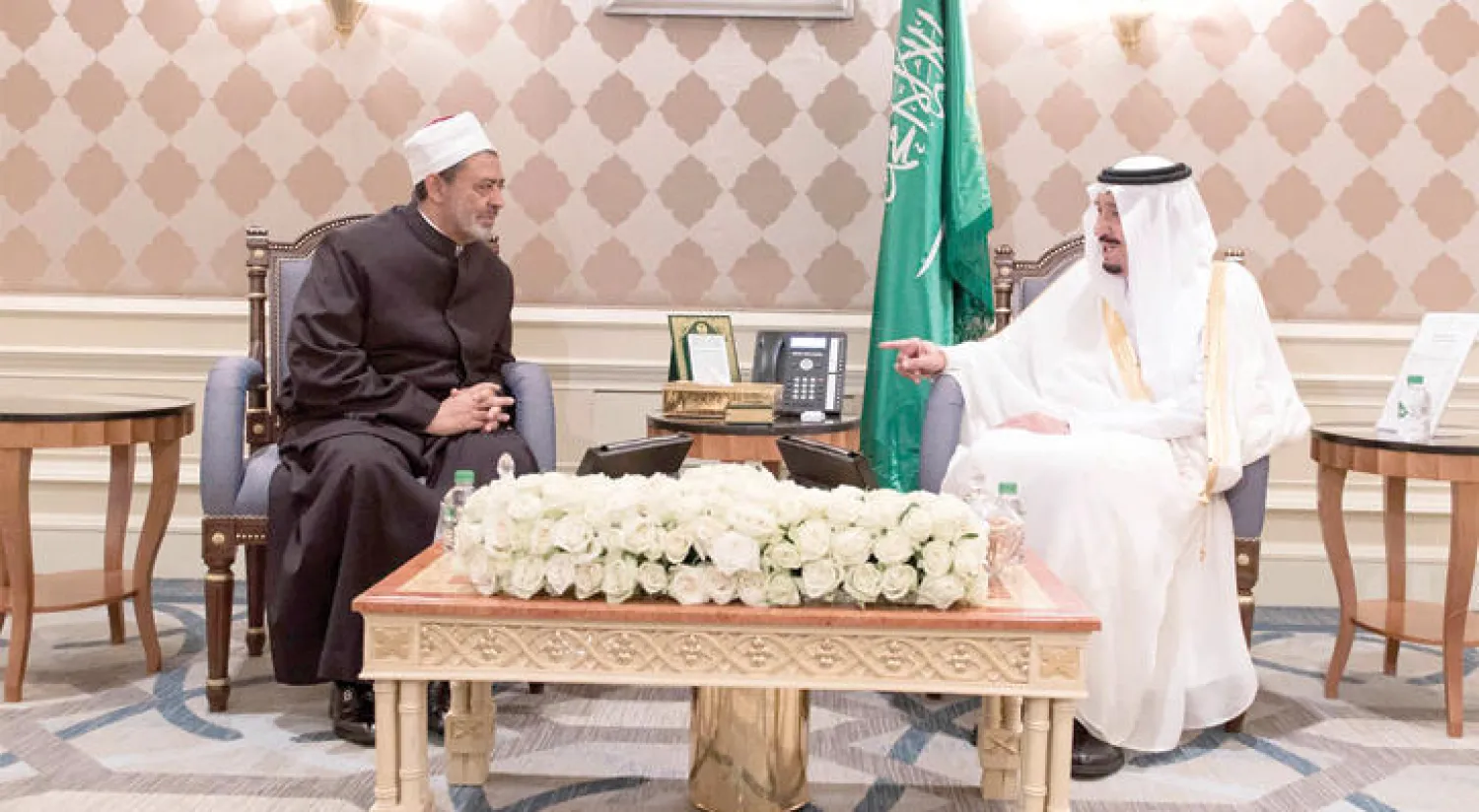 الملك سلمان بن عبد العزيز، لدى لقائه شيخ الأزهر الدكتور أحمد الطيب أمس (واس)
